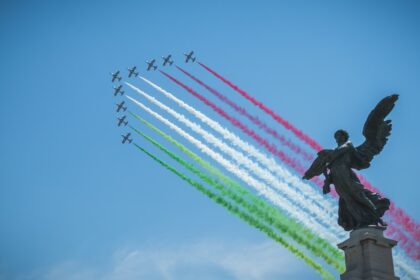 airplanes forming in V formation during daytime